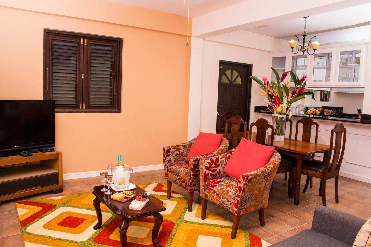 Heavenly Suites La Feuillet Екстериор снимка