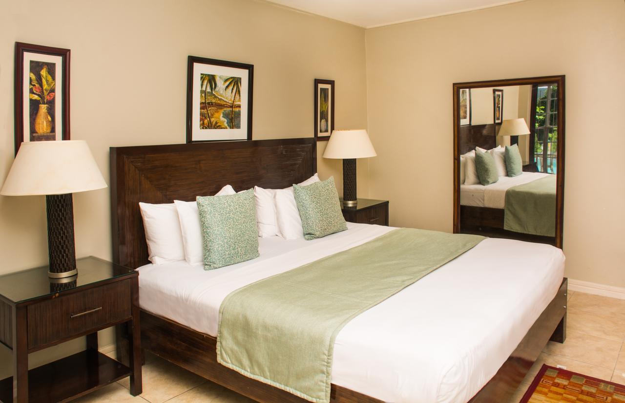 Heavenly Suites La Feuillet Екстериор снимка