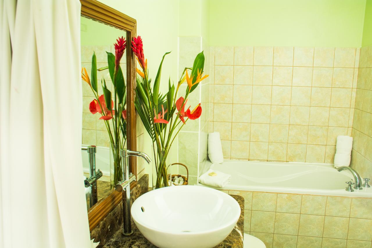 Heavenly Suites La Feuillet Екстериор снимка