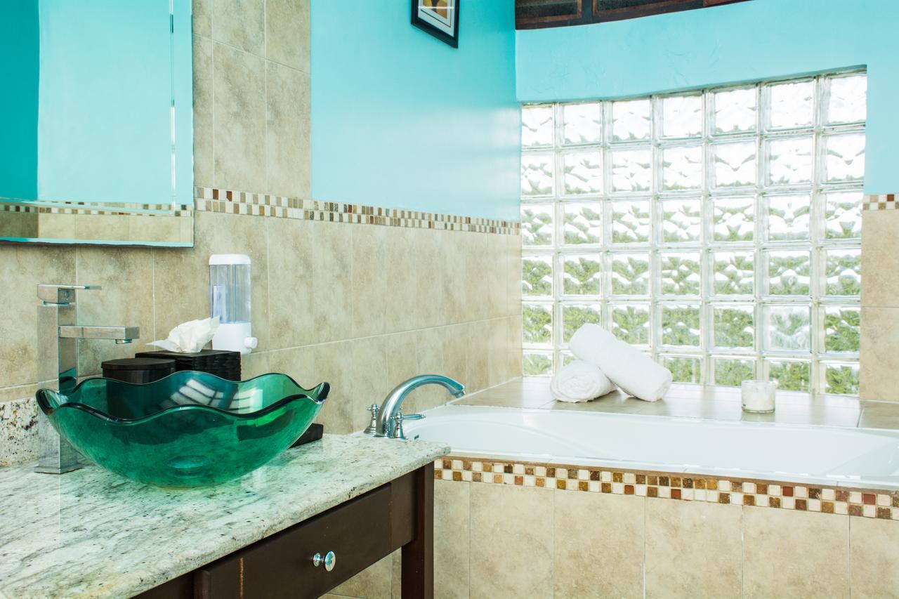 Heavenly Suites La Feuillet Екстериор снимка